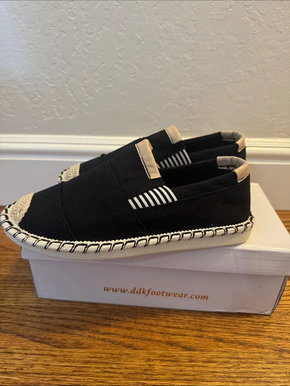 NIB Kayleen Black & White Espadrille Slip-On Shoes Size 6.5
